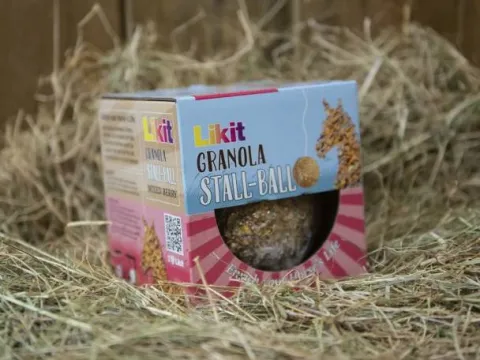 Hot Friandise en balle Stall Ball à accrocher - Friandises|Bloc À Lécher / Pierre À Sel