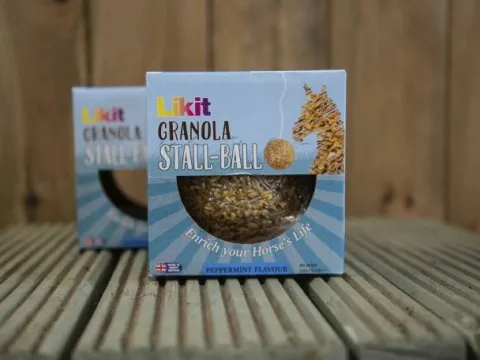 Hot Friandise en balle Stall Ball à accrocher - Friandises|Bloc À Lécher / Pierre À Sel