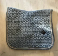 Discount Tapis dressage Kentucky velvet bleu ciel Tapis De Dressage